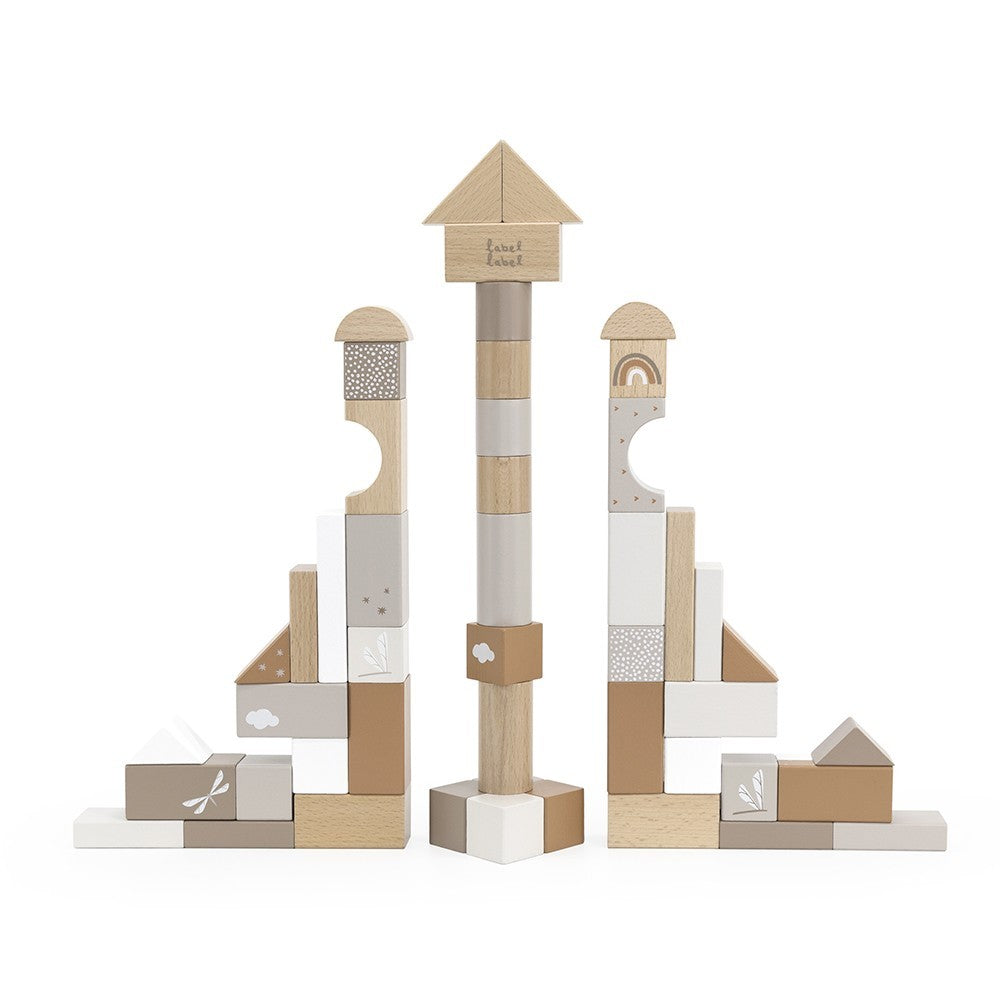 Ein Turm mit den Holzbausteinen mit zwei Türmen in der Farbe beige.